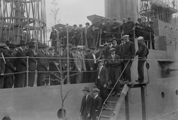 RECORD DATE NOT STATED Rookies leave U.S.S. Recruit for Newport, 1917. Navy recruits disembarking from the U.S.S. Recruit, a fake battleship built in Union Square, New York City by the Navy to recruit seamen and sell Liberty Bonds during World War I. The men are leaving for training in Newport, Rhode Island. Copyright:xHeritagexArt HeritagexImagesxBainxNewsxServicex IMAGO, ! ACHTUNG: AUFNAHMEDATUM GESCHÄTZT!  Copyright:HeritagexArt HeritagexImagesxBainxNewsxServicex IMAGO