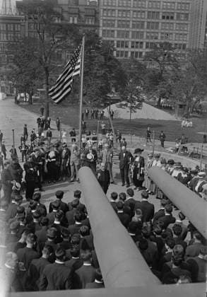 RECORD DATE NOT STATED Reverend Herbert Shipman addressing recruits, 1917. Episcopal suffragen bishop and military chaplain Herbert Shipman (1869-1930), addressing Navy recruits under the guns of the U.S.S. Recruit, a fake battleship built in Union Square, New York City by the Navy to recruit seamen and sell Liberty Bonds during World War I. Copyright:xHeritagexArt HeritagexImagesxBainxNewsxServicex IMAGO, ! ACHTUNG: AUFNAHMEDATUM GESCHÄTZT!  Copyright:HeritagexArt HeritagexImagesxBainxNewsxServicex IMAGO