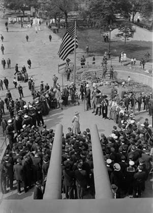 RECORD DATE NOT STATED Recruits on U.S.S. Recruit, 1917. Margaret Murray Crumpacker, Commandant of the Women s Auxiliary for Naval Recruiting, addressing Navy recruits under the guns of the U.S.S. Recruit, a fake battleship built in Union Square, New York City by the Navy to recruit seamen and sell Liberty Bonds during World War I. Copyright:xHeritagexArt HeritagexImagesxBainxNewsxServicex IMAGO, ! ACHTUNG: AUFNAHMEDATUM GESCHÄTZT!  Copyright:HeritagexArt HeritagexImagesxBainxNewsxServicex IMAGO