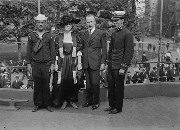 RECORD DATE NOT STATED Mrs. O. Harriman, Blaine Ewing, Lieutenant McKinney, 1917. Grace Carley Harriman, Blaine Ewing, and Lieutenant McKinney on the U.S.S. Recruit, a fake battleship built in Union Square, New York City by the Navy to recruit seamen and sell Liberty Bonds during World War I. Copyright:xHeritagexArt HeritagexImagesxBainxNewsxServicex IMAGO, ! ACHTUNG: AUFNAHMEDATUM GESCHÄTZT!  Copyright:HeritagexArt HeritagexImagesxBainxNewsxServicex IMAGO