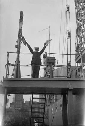 RECORD DATE NOT STATED Junior Naval Scout on U.S.S. Recruit, 1917. A Junior Naval recruit semaphore flag signalling on the U.S.S. Recruit, a fake battleship built in Union Square, New York City by the Navy to recruit seamen and sell Liberty Bonds during World War I. Copyright:xHeritagexArt HeritagexImagesxBainxNewsxServicex IMAGO, ! ACHTUNG: AUFNAHMEDATUM GESCHÄTZT!  Copyright:HeritagexArt HeritagexImagesxBainxNewsxServicex IMAGO