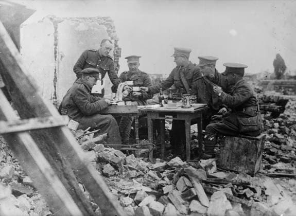 RECORD DATE NOT STATED British officers luncheon in wrecked village, 1917 25 April 1917. British officers eating lunch in the ruins of a building at E?treillers, Aisne, France on April 25, 1917 during World War I. Copyright:xHeritagexArt HeritagexImagesxBainxNewsxServicex IMAGO, ! ACHTUNG: AUFNAHMEDATUM GESCHÄTZT!  Copyright:HeritagexArt HeritagexImagesxBainxNewsxServicex IMAGO