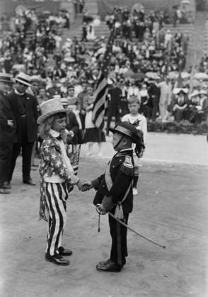 RECORD DATE NOT STATED At stadium reception to Italians, 23 Jun 1917. Children in costume shaking hands, at a ceremony honoring Prince Ferdinando of Udine, head of the Italian War Commission to the United States, in Lewisohn Stadium at the College of the City of New York, June 23, 1917. One child is dressed as Uncle Sam and the other child is dressed as Bersaglieri soldier of the Italian Army. Copyright:xHeritagexArt HeritagexImagesxBainxNewsxServicex IMAGO, ! ACHTUNG: AUFNAHMEDATUM GESCHÄTZT!  Copyright:HeritagexArt HeritagexImagesxBainxNewsxServicex IMAGO