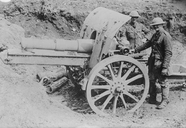 RECORD DATE NOT STATED German 5.9 gun captured by British,13 Feb 1917. British Royal Artillery officers of the 9th Division examining a German 5.9 inch howitzer captured in the west bank of Happy Valley, during the Battle of Arras, a French city on the Western Front of World War I. Copyright:xHeritagexArt HeritagexImagesxBainxNewsxServicex IMAGO, ! ACHTUNG: AUFNAHMEDATUM GESCHÄTZT!  Copyright:HeritagexArt HeritagexImagesxBainxNewsxServicex IMAGO