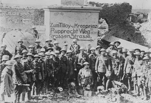 RECORD DATE NOT STATED Some of the men who took Tilloy, 10 Apr 1917. Soldiers of the 13th Battalion, King s (Liverpool) Regiment with captured machine guns in front of a German mobile pill box and observation post, Tilloy-les-Mofflaines, France, April 10, 1917 during the Battle of Arras, during World War I. Copyright:xHeritagexArt HeritagexImagesxBainxNewsxServicex IMAGO, ! ACHTUNG: AUFNAHMEDATUM GESCHÄTZT!  Copyright:HeritagexArt HeritagexImagesxBainxNewsxServicex IMAGO