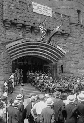 RECORD DATE NOT STATED Kilties enter 71st Regt. Armory, July 1917. Canadian Highlander soldiers (Kilties) entering the 71st Regiment Armory, Park Avenue (between East 33rd and 4th streets), New York City. The Highlander regiments were in the United States in July of 1917 for British Recruiting Week which encouraged enlistment in World War I. Copyright:xHeritagexArt HeritagexImagesxBainxNewsxServicex IMAGO, ! ACHTUNG: AUFNAHMEDATUM GESCHÄTZT!  Copyright:HeritagexArt HeritagexImagesxBainxNewsxServicex IMAGO