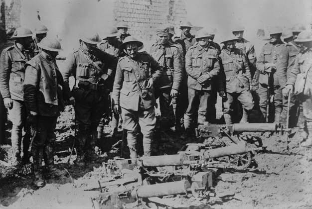 RECORD DATE NOT STATED British booty Tilloy, 10 Apr 1917. The troops of the 13th Battalion, King s (Liverpool) Regiment with some German machine guns which they captured in Tilloy-les Mofflaines, France, April 10, 1917, during the Battle of Arras during World War I. Copyright:xHeritagexArt HeritagexImagesxBainxNewsxServicex IMAGO, ! ACHTUNG: AUFNAHMEDATUM GESCHÄTZT!  Copyright:HeritagexArt HeritagexImagesxBainxNewsxServicex IMAGO