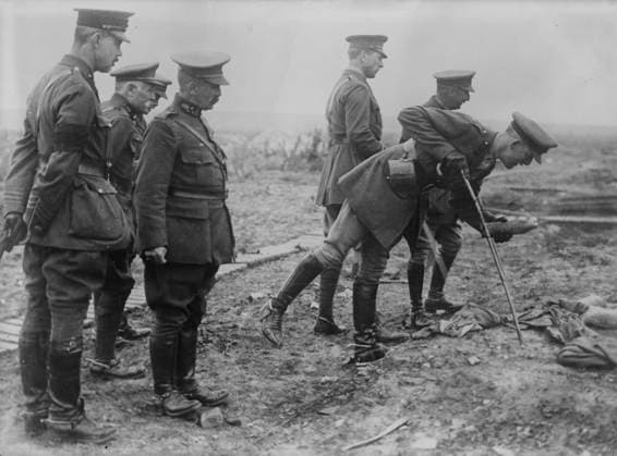 RECORD DATE NOT STATED King Albert on Battle Field, 16 May 1917. An aide-de-camp of King Albert I of Belgium picking up a souvenir on the Somme battlefield near Pozieres, France, May 16, 1917. King Albert I and General Hubert Gough, the British Commander of the Fifth Army stand in background. Copyright:xHeritagexArt HeritagexImagesxBainxNewsxServicex IMAGO, ! ACHTUNG: AUFNAHMEDATUM GESCHÄTZT!  Copyright:HeritagexArt HeritagexImagesxBainxNewsxServicex IMAGO