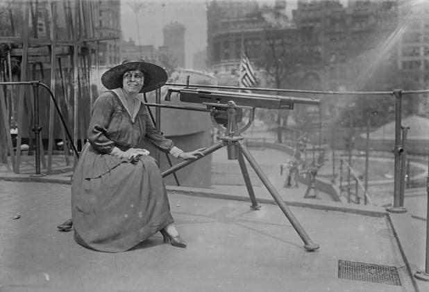 RECORD DATE NOT STATED Mabel Garrison, 16 Jul 1917. Soprano opera singer Mabel Garrison Siemonn (1886-1963) with officer and sailors on board the U.S.S. Recruit, a wooden mockup of a battleship built in Union Square, New York City by the Navy to recruit seamen and sell Liberty Bonds during World War I. Copyright:xHeritagexArt HeritagexImagesxBainxNewsxServicex IMAGO, ! ACHTUNG: AUFNAHMEDATUM GESCHÄTZT!  Copyright:HeritagexArt HeritagexImagesxBainxNewsxServicex IMAGO