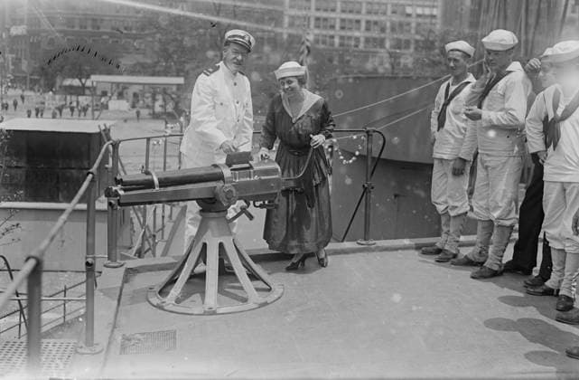 RECORD DATE NOT STATED Mabel Garrison & Captain Pierce, 16 Jul 1917 (date created or published later). Soprano opera singer Mabel Garrison Siemonn (1886-1963), with officer and sailors on board the U.S.S. Recruit, a wooden mockup of a battleship built in Union Square, New York City by the Navy to recruit seamen and sell Liberty Bonds during World War I. Copyright:xHeritagexArt HeritagexImagesxBainxNewsxServicex IMAGO, ! ACHTUNG: AUFNAHMEDATUM GESCHÄTZT!  Copyright:HeritagexArt HeritagexImagesxBainxNewsxServicex IMAGO