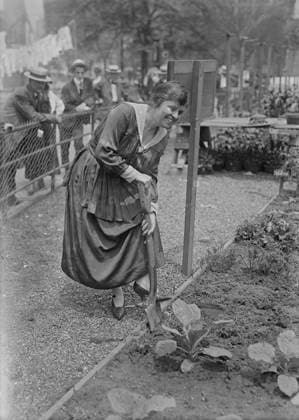 RECORD DATE NOT STATED Mabel Garrison, 1917. Soprano opera singer Mabel Garrison Siemonn (1886-1963), digging a spade into the ground at a demonstration garden next to the U.S.S. Recruit, a wooden mockup of a battleship built in Union Square, New York City by the Navy to recruit seamen and sell Liberty Bonds during World War I. Copyright:xHeritagexArt HeritagexImagesxBainxNewsxServicex IMAGO, ! ACHTUNG: AUFNAHMEDATUM GESCHÄTZT!  Copyright:HeritagexArt HeritagexImagesxBainxNewsxServicex IMAGO
