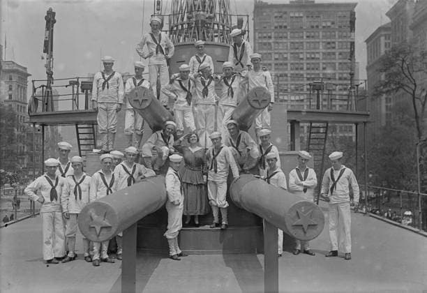 RECORD DATE NOT STATED Mabel Garrison on U.S.S. Recruit, 16 Jul 1917. Soprano opera singer Mabel Garrison Siemonn (1886-1963) with sailors on board the U.S.S. Recruit, a wooden mockup of a battleship built in Union Square, New York City by the Navy to recruit seamen and sell Liberty Bonds during World War I. Copyright:xHeritagexArt HeritagexImagesxBainxNewsxServicex IMAGO, ! ACHTUNG: AUFNAHMEDATUM GESCHÄTZT!  Copyright:HeritagexArt HeritagexImagesxBainxNewsxServicex IMAGO