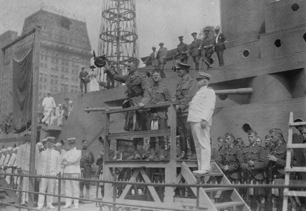 RECORD DATE NOT STATED Colonel Guthrie on U.S.S. Recruit, July 1917. Colonel Percy Albert Guthrie (1884-1948), leader of the 236th Canadian Infantry (the Maclean Highlanders), speaking on the U.S.S. Recruit, a wooden battleship mockup built in Union Square, New York City by the Navy to recruit seamen and sell Liberty Bonds during World War I. The Maclean Highlanders (Kilties) were in New York in July 1917 to assist in recruitment efforts. Captain Charles Albert Adams (1846-1929) the commander of the U.S.S. Recruit stands to the right of Guthrie, in a white uniform. Copyright:xHeritagexArt HeritagexImagesxBainxNewsxServicex IMAGO, ! ACHTUNG: AUFNAHMEDATUM GESCHÄTZT!  Copyright:HeritagexArt HeritagexImagesxBainxNewsxServicex IMAGO