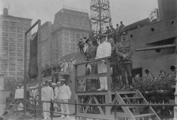 RECORD DATE NOT STATED Captain Adams addresses recruits, July 1917. Captain Charles Albert Adams (1846-1929), a U.S. naval officer who served as the commander of the U.S.S. Recruit, a wooden mockup of a battleship built in Union Square, New York City by the Navy to recruit seamen and sell Liberty Bonds during World War I. Adams is bidding farewell to new recruits along with Canadian Highlander soldiers (Kilties) who were in New York in July 1917 to assist in recruitment. Copyright:xHeritagexArt HeritagexImagesxBainxNewsxServicex IMAGO, ! ACHTUNG: AUFNAHMEDATUM GESCHÄTZT!  Copyright:HeritagexArt HeritagexImagesxBainxNewsxServicex IMAGO