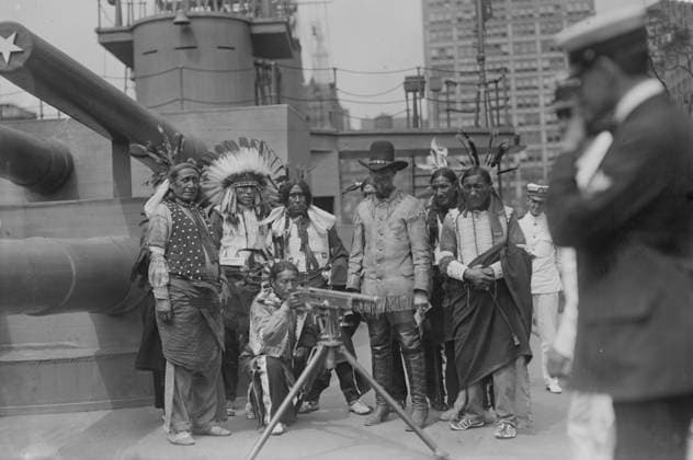 RECORD DATE NOT STATED Chief Bald Eagle on U.S.S. Recruit, 28 Jul 1917 (date created or published later). A group of Native Americans inspecting the model weapons aboard the USS Recruit, a wooden mockup of a battleship built in Union Square, New York City by the Navy to recruit seamen and sell Liberty Bonds during World War I. Copyright:xHeritagexArt HeritagexImagesxBainxNewsxServicex IMAGO, ! ACHTUNG: AUFNAHMEDATUM GESCHÄTZT!  Copyright:HeritagexArt HeritagexImagesxBainxNewsxServicex IMAGO