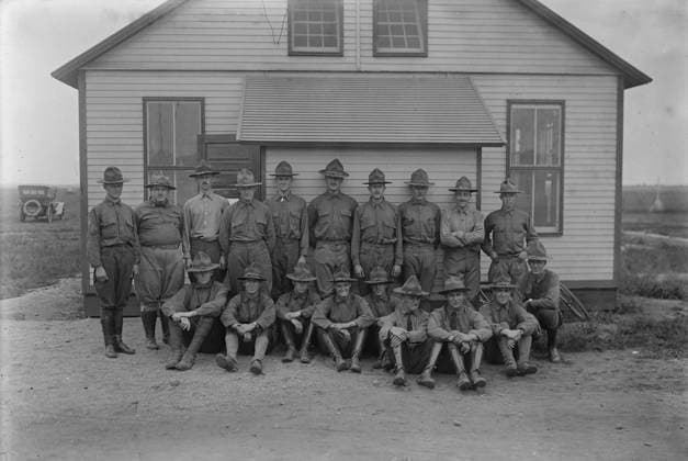 RECORD DATE NOT STATED Aviators, Mineola, between 1917 and 1918. Aviation training school at Mineola Air Station, Long Island, New York during World War I. Copyright:xHeritagexArt HeritagexImagesxBainxNewsxServicex IMAGO, ! ACHTUNG: AUFNAHMEDATUM GESCHÄTZT!  Copyright:HeritagexArt HeritagexImagesxBainxNewsxServicex IMAGO