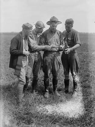 RECORD DATE NOT STATED H.G. Smith, Lt. H.H. Simons, Capt. R.L. Taylor & Sgt. B.S. Robertson, 1917. Instructor H.G. Smith, First Lieutenant Henry H. Simons, Captain R.L. Taylor and First Lieutenant. Benjamin S. Robertson who were a part of the Signal Corps Aviation School at Mineola, Long Island, New York, between May and August of 1917 during World War I. Copyright:xHeritagexArt HeritagexImagesxBainxNewsxServicex IMAGO, ! ACHTUNG: AUFNAHMEDATUM GESCHÄTZT!  Copyright:HeritagexArt HeritagexImagesxBainxNewsxServicex IMAGO
