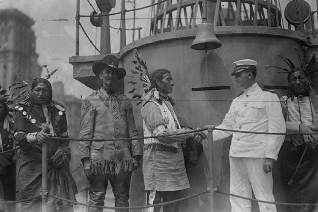 RECORD DATE NOT STATED Bald Eagle, Wells Hawks, 28 Jul 1917. Native American Chief Bald Eagle shaking hands with Lieutenant Wells Hawks (1870-1941), a member of the Navy s public relations team aboard the USS Recruit. The ship was a wooden mockup of a battleship built in Union Square, New York City by the Navy to recruit seamen and sell Liberty Bonds during World War I. Copyright:xHeritagexArt HeritagexImagesxBainxNewsxServicex IMAGO, ! ACHTUNG: AUFNAHMEDATUM GESCHÄTZT!  Copyright:HeritagexArt HeritagexImagesxBainxNewsxServicex IMAGO