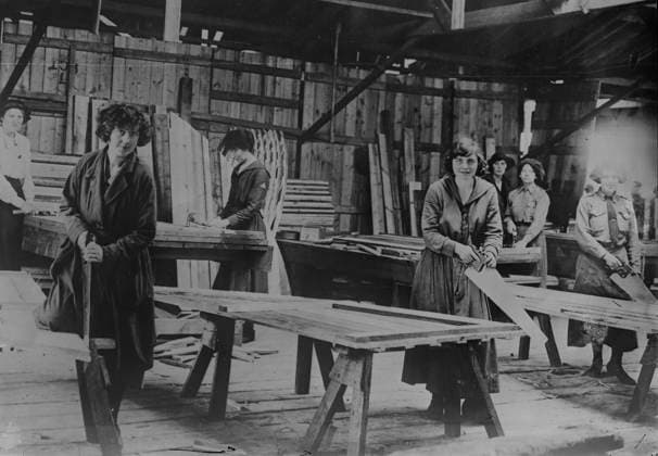 RECORD DATE NOT STATED British women carpenters near front, 30 Jun 1917. Women carpenters working at the Tarrant Hut workshops near Calais, France during World War I. Copyright:xHeritagexArt HeritagexImagesxBainxNewsxServicex IMAGO, ! ACHTUNG: AUFNAHMEDATUM GESCHÄTZT!  Copyright:HeritagexArt HeritagexImagesxBainxNewsxServicex IMAGO