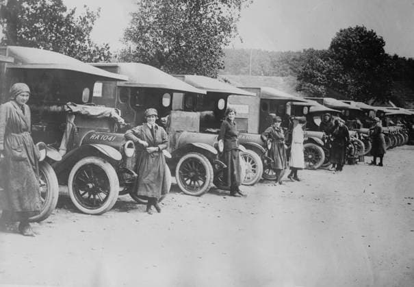 RECORD DATE NOT STATED British women ambulance drivers, 27 Jun 1917. Female motor ambulance drivers with their vehicles, E?taples, France, 27 June 1917, during World War I. Copyright:xHeritagexArt HeritagexImagesxBainxNewsxServicex IMAGO, ! ACHTUNG: AUFNAHMEDATUM GESCHÄTZT!  Copyright:HeritagexArt HeritagexImagesxBainxNewsxServicex IMAGO