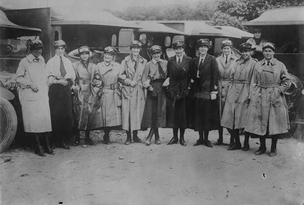 RECORD DATE NOT STATED British Voluntary Aid ambulance drivers at front, 27 Jun 1917. Group of British Red Cross Society Voluntary Aid Detachment (VAD) and First Aid Nursing Yeomanry Women s Transport Service (F.A.N.Y.) female motor ambulance drivers at Etaples, France on June 27, 1917 during World War I. Copyright:xHeritagexArt HeritagexImagesxBainxNewsxServicex IMAGO, ! ACHTUNG: AUFNAHMEDATUM GESCHÄTZT!  Copyright:HeritagexArt HeritagexImagesxBainxNewsxServicex IMAGO