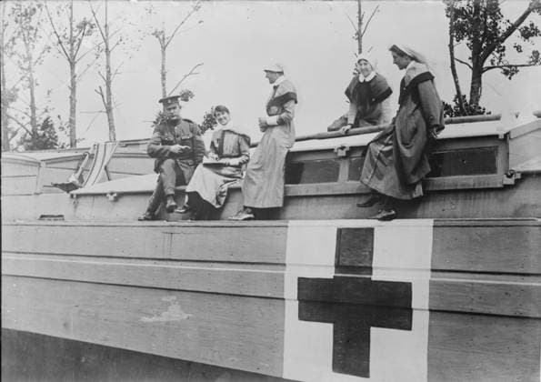 RECORD DATE NOT STATED British nurses on hospital barge, 19 Jun 1917. A Queen Alexandra s Imperial Military Nursing Service Reserve (QAIMNSR) staff nurse, Territorial Force Nursing Service (TFNS) sisters, and a sergeant of the Royal Army Medical Corps (RAMC) on board a hospital barge, Peronne, France, June 22, 1917 during World War I. Copyright:xHeritagexArt HeritagexImagesxBainxNewsxServicex IMAGO, ! ACHTUNG: AUFNAHMEDATUM GESCHÄTZT!  Copyright:HeritagexArt HeritagexImagesxBainxNewsxServicex IMAGO