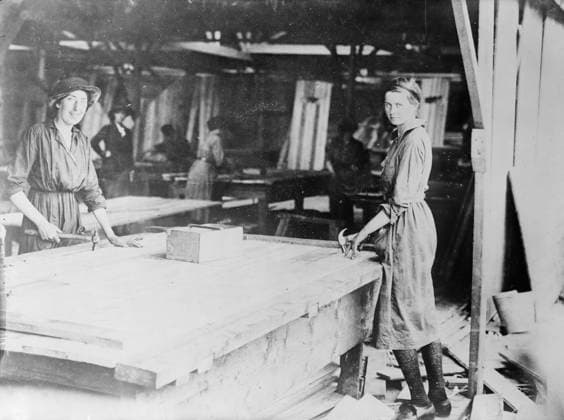 RECORD DATE NOT STATED British women carpenters near the front, between c1915 and 1918. British women carpenters working in a workshop near the front during World War I. Copyright:xHeritagexArt HeritagexImagesxBainxNewsxServicex IMAGO, ! ACHTUNG: AUFNAHMEDATUM GESCHÄTZT!  Copyright:HeritagexArt HeritagexImagesxBainxNewsxServicex IMAGO