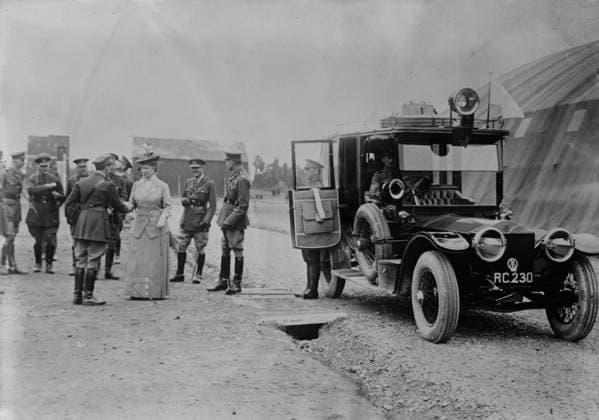 RECORD DATE NOT STATED Queen Mary visits aerodrome shed, 5 Jul 1917. Queen Mary of Teck leaving the aerodrome at Royal Flying Corps Headquarters at St. Omer, France on July 5, 1917, during World War I. Copyright:xHeritagexArt HeritagexImagesxBainxNewsxServicex IMAGO, ! ACHTUNG: AUFNAHMEDATUM GESCHÄTZT!  Copyright:HeritagexArt HeritagexImagesxBainxNewsxServicex IMAGO