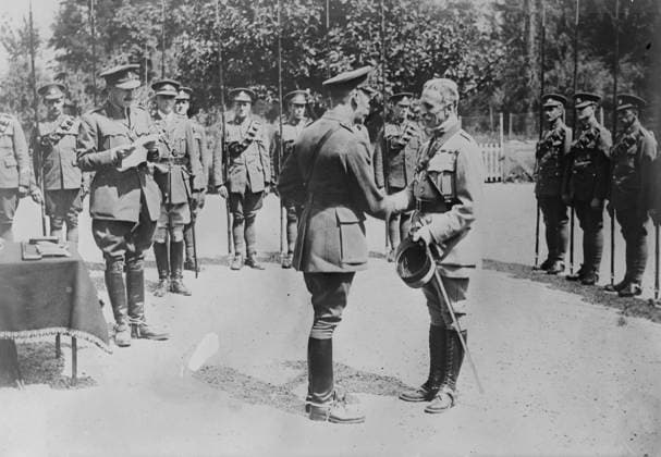RECORD DATE NOT STATED King Geo. decorates French Colonel, 7 Jul 1917. King George V decorating the colonel in charge at the French Mission at Blendecques Chateau, July 7, 1917 during World War I. A Guard of Honour of the 17th Lancers stands behind them. Copyright:xHeritagexArt HeritagexImagesxBainxNewsxServicex IMAGO, ! ACHTUNG: AUFNAHMEDATUM GESCHÄTZT!  Copyright:HeritagexArt HeritagexImagesxBainxNewsxServicex IMAGO