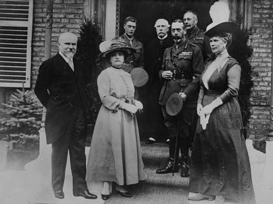 RECORD DATE NOT STATED King Geo., Poincare & wives, 10 Jul 1917. King George V and Queen Mary, President of France Raymond Poincare? and Madame Henriette, Edward, Prince of Wales; Sir Douglas Haig and Sir Francis Bertie, on the steps of the British Officers Club, Abbeville, France, July 10, 1917 during World War I. Copyright:xHeritagexArt HeritagexImagesxBainxNewsxServicex IMAGO, ! ACHTUNG: AUFNAHMEDATUM GESCHÄTZT!  Copyright:HeritagexArt HeritagexImagesxBainxNewsxServicex IMAGO