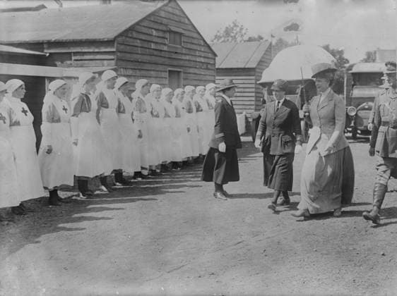 RECORD DATE NOT STATED Queen Mary visits ambulance corps, 6 Jul 1917. Queen Mary of Teck inspecting VADs in St. John Ambulance Hospital at Etaples, France on July 6th 1917 during World War I. Copyright:xHeritagexArt HeritagexImagesxBainxNewsxServicex IMAGO, ! ACHTUNG: AUFNAHMEDATUM GESCHÄTZT!  Copyright:HeritagexArt HeritagexImagesxBainxNewsxServicex IMAGO