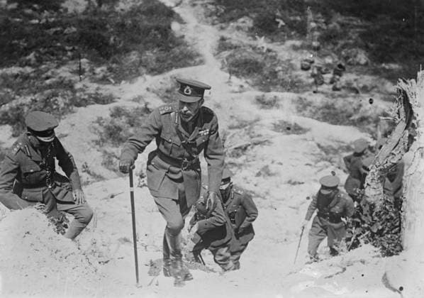 RECORD DATE NOT STATED King George V mounting Butte De Warlencourt, 13 Jul 1917. King George V climbing the Butte de Warlencourt, Le Sars, France, July 13, 1917, during World War I. Copyright:xHeritagexArt HeritagexImagesxBainxNewsxServicex IMAGO, ! ACHTUNG: AUFNAHMEDATUM GESCHÄTZT!  Copyright:HeritagexArt HeritagexImagesxBainxNewsxServicex IMAGO