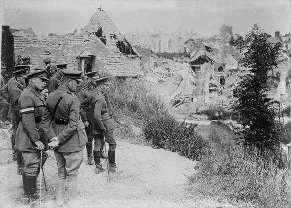 RECORD DATE NOT STATED King Geo. views Peronne, 13 Jul 1917. King George V, Edward, Prince of Wales, and Gen. Julian Byng visiting the ruins of Peronne, France during World War I. Copyright:xHeritagexArt HeritagexImagesxBainxNewsxServicex IMAGO, ! ACHTUNG: AUFNAHMEDATUM GESCHÄTZT!  Copyright:HeritagexArt HeritagexImagesxBainxNewsxServicex IMAGO