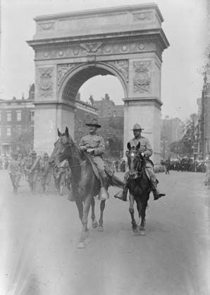 RECORD DATE NOT STATED Col. J.S. Boyer, 30 Aug 1917. Colonel James S. Boyer, Commander of the First Infantry during a parade of the 27th Division (National Guard of New York) on August 30, 1917 in New York City. The Washington Square Arch is in the background. Copyright:xHeritagexArt HeritagexImagesxBainxNewsxServicex IMAGO, ! ACHTUNG: AUFNAHMEDATUM GESCHÄTZT!  Copyright:HeritagexArt HeritagexImagesxBainxNewsxServicex IMAGO