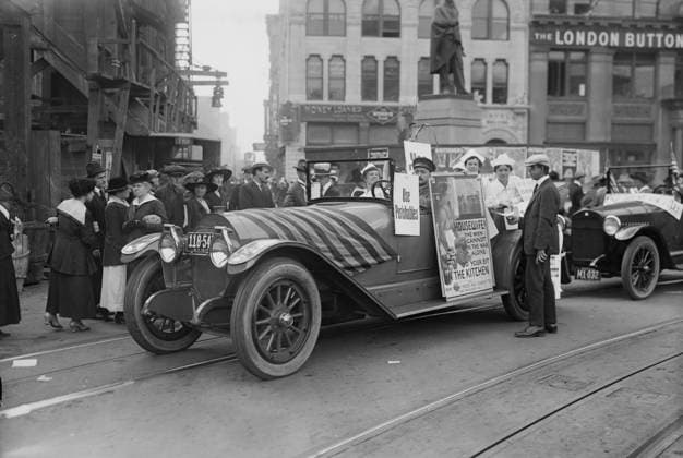 RECORD DATE NOT STATED Housewives League car, 1917. Union Square, New York City showing women of the National Housewives League in a car with a poster inscribed New York Food Aid Committee which was appointed in 1917 during World War I. Copyright:xHeritagexArt HeritagexImagesxBainxNewsxServicex IMAGO, ! ACHTUNG: AUFNAHMEDATUM GESCHÄTZT!  Copyright:HeritagexArt HeritagexImagesxBainxNewsxServicex IMAGO