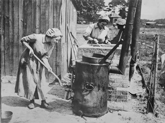 RECORD DATE NOT STATED British women tending fat boilers at front, 24 Jul 1917. Members of the Women s Army Auxiliary Corps tending fat boilers situated outdoors in an infantry camp in Rouen, France on July 24, 1917 during World War I. . Copyright:xHeritagexArt HeritagexImagesxBainxNewsxServicex IMAGO, ! ACHTUNG: AUFNAHMEDATUM GESCHÄTZT!  Copyright:HeritagexArt HeritagexImagesxBainxNewsxServicex IMAGO
