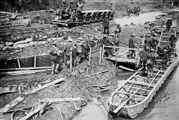 RECORD DATE NOT STATED British loading pontoon boats with ammunition, 22 Apr 1917. British Royal Artillery gunners loading pontoon boats on the River Scarpe with shells near a light railway engine passing on the line near Saint-Laurent-Blangy, France, April 22, 1917 during the Battle of Arras in World War I. Copyright:xHeritagexArt HeritagexImagesxBainxNewsxServicex IMAGO, ! ACHTUNG: AUFNAHMEDATUM GESCHÄTZT!  Copyright:HeritagexArt HeritagexImagesxBainxNewsxServicex IMAGO
