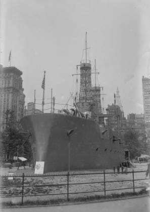 RECORD DATE NOT STATED RECRUIT, (c1917?). The U.S.S. Recruit, a fake battleship built in Union Square, New York City by the Navy to recruit seamen and sell Liberty Bonds. Copyright:xHeritagexArt HeritagexImagesxBainxNewsxServicex IMAGO, ! ACHTUNG: AUFNAHMEDATUM GESCHÄTZT!  Copyright:HeritagexArt HeritagexImagesxBainxNewsxServicex IMAGO