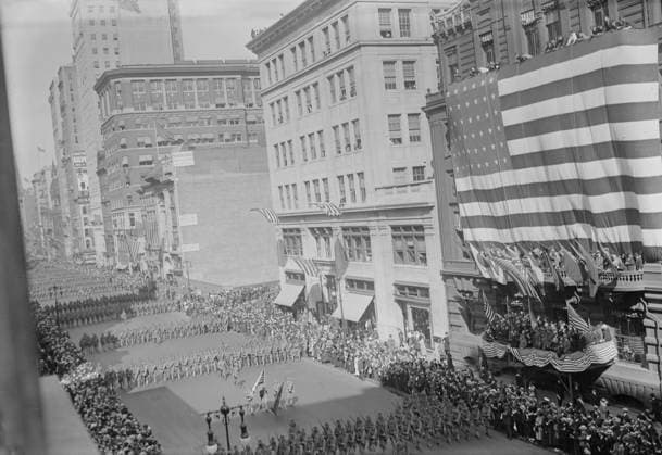 RECORD DATE NOT STATED 7th Regt. Departs, 11 Sept 1917. The 7th Regiment, New York National Guard (later the 107th Infantry Regiment), looking north on 5th toward E. 40th St., New York City, marching in a parade on September 11, 1917, prior to their departure to a camp in Spartanburg, South Carolina, and then to the war in Europe. The reviewing stand, at right, was at the Union League Club, then at E. 39th and 5th Ave. Copyright:xHeritagexArt HeritagexImagesxBainxNewsxServicex IMAGO, ! ACHTUNG: AUFNAHMEDATUM GESCHÄTZT!  Copyright:HeritagexArt HeritagexImagesxBainxNewsxServicex IMAGO