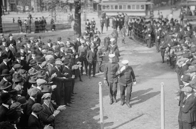 RECORD DATE NOT STATED Capt. Jack Adams boarding RECRUIT, 1917. Captain Jack Adams boarding the USS Recruit, a wooden mockup of a battleship built in Union Square, New York City by the Navy to recruit seamen and sell Liberty Bonds during World War I. Copyright:xHeritagexArt HeritagexImagesxBainxNewsxServicex IMAGO, ! ACHTUNG: AUFNAHMEDATUM GESCHÄTZT!  Copyright:HeritagexArt HeritagexImagesxBainxNewsxServicex IMAGO
