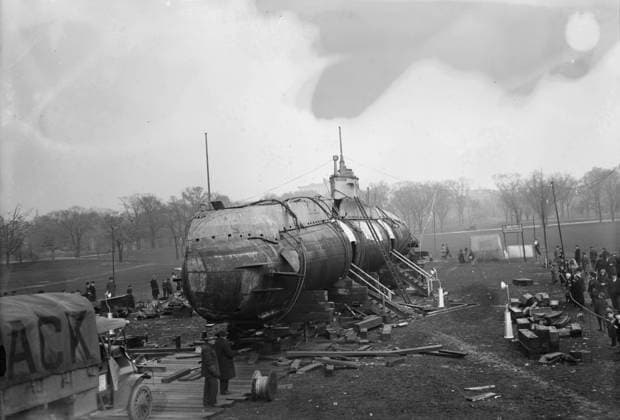 RECORD DATE NOT STATED German U-Boat, 1917. The SM UC-5, a German Type UC I minelayer submarine (U-boat) which was captured by the Allies, brought to New York City and renamed U-Buy-a-Bond. The submarine, shown in Central Park, took part in the Liberty Loan Parade in New York City on October 25, 1917. Copyright:xHeritagexArt HeritagexImagesxBainxNewsxServicex IMAGO, ! ACHTUNG: AUFNAHMEDATUM GESCHÄTZT!  Copyright:HeritagexArt HeritagexImagesxBainxNewsxServicex IMAGO