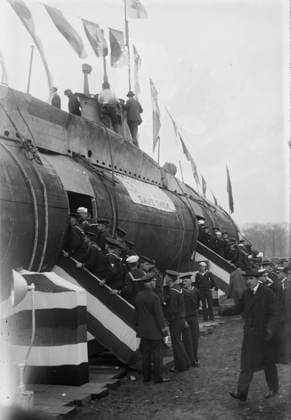 RECORD DATE NOT STATED Jackies on U-Boat, 1917. The SM UC-5, a German Type UC I minelayer submarine (U-boat) which was captured by the Allies, brought to New York City and renamed U-Buy-a-Bond. The submarine took part in the Liberty Loan Parade in New York City on October 25, 1917. Copyright:xHeritagexArt HeritagexImagesxBainxNewsxServicex IMAGO, ! ACHTUNG: AUFNAHMEDATUM GESCHÄTZT!  Copyright:HeritagexArt HeritagexImagesxBainxNewsxServicex IMAGO