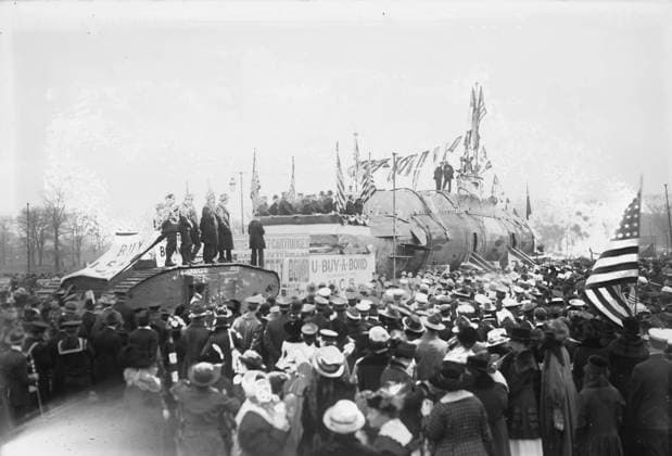 RECORD DATE NOT STATED Liberty Loan procession in Central Park, 25 Oct 1917. The SM UC-5, a German Type UC I minelayer submarine (U-boat) which was captured by the Allies, brought to New York City and renamed U-Buy-a-Bond. The submarine took part in the Liberty Loan Parade in New York City on October 25, 1917. Copyright:xHeritagexArt HeritagexImagesxBainxNewsxServicex IMAGO, ! ACHTUNG: AUFNAHMEDATUM GESCHÄTZT!  Copyright:HeritagexArt HeritagexImagesxBainxNewsxServicex IMAGO