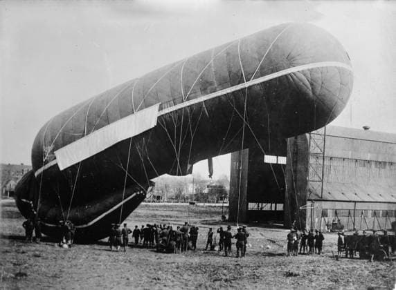 RECORD DATE NOT STATED Observation balloon, U.S.A., 9 Dec 1917 (date created or published later). An observation balloon ready to be launched over German trenches in Europe in World War I. Copyright:xHeritagexArt HeritagexImagesxBainxNewsxServicex IMAGO, ! ACHTUNG: AUFNAHMEDATUM GESCHÄTZT!  Copyright:HeritagexArt HeritagexImagesxBainxNewsxServicex IMAGO