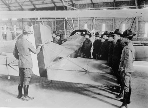 RECORD DATE NOT STATED Studying aeroplane i.e. airplane rudder, 1917 or 1918. The instructor is here shown explaining the principles of lateral and horizontal control to a class of America s new airmen at one of the ground schools. Copyright:xHeritagexArt HeritagexImagesxBainxNewsxServicex IMAGO, ! ACHTUNG: AUFNAHMEDATUM GESCHÄTZT!  Copyright:HeritagexArt HeritagexImagesxBainxNewsxServicex IMAGO