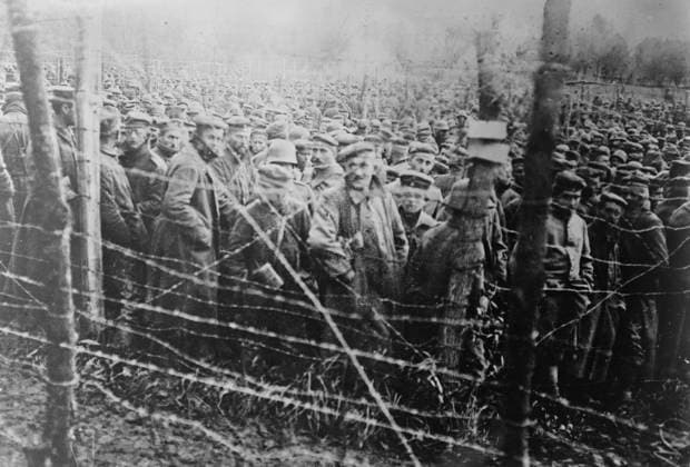 RECORD DATE NOT STATED German prisoners, between c1915 and 1918. German prisoners of war behind barbed wire fence during World War I. Copyright:xHeritagexArt HeritagexImagesxBainxNewsxServicex IMAGO, ! ACHTUNG: AUFNAHMEDATUM GESCHÄTZT!  Copyright:HeritagexArt HeritagexImagesxBainxNewsxServicex IMAGO