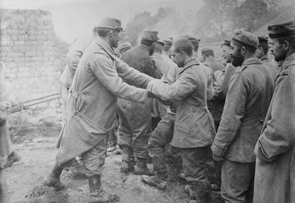 RECORD DATE NOT STATED Bread to German prisoners, Champagne, between c1915 and c1920. Copyright:xHeritagexArt HeritagexImagesxBainxNewsxServicex IMAGO, ! ACHTUNG: AUFNAHMEDATUM GESCHÄTZT!  Copyright:HeritagexArt HeritagexImagesxBainxNewsxServicex IMAGO
