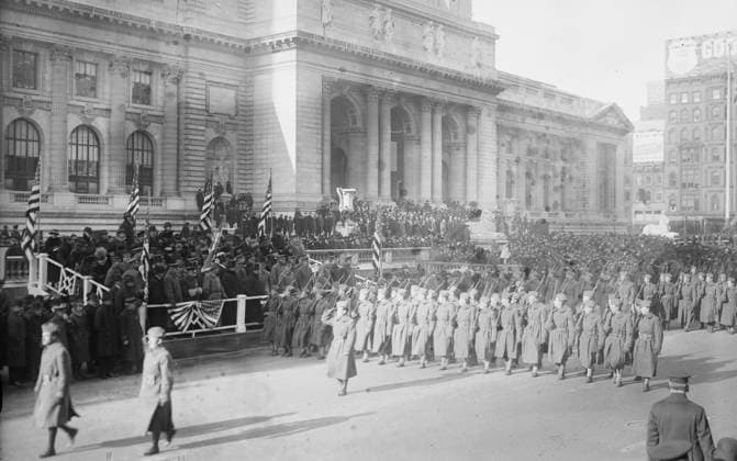 RECORD DATE NOT STATED 308th, 4 Feb 1918. The 308th Infantry on parade down Fifth Avenue on February 4, 1918, past the reviewing stand at the New York Public Library on its way to the troop trains carrying the soldiers to Europe during World War I. Copyright:xHeritagexArt HeritagexImagesxBainxNewsxServicex IMAGO, ! ACHTUNG: AUFNAHMEDATUM GESCHÄTZT!  Copyright:HeritagexArt HeritagexImagesxBainxNewsxServicex IMAGO