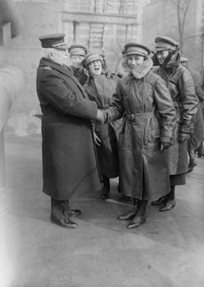 RECORD DATE NOT STATED Women s Motor Corps, 1917 or 1918. Captain Charles Albert Adams (1846-1929) a U.S. naval officer who served as the commander of the USS Recruit, a wooden mockup of a battleship built in Union Square, New York City by the Navy to recruit seamen and sell Liberty Bonds during World War I. Adams is with women of the Women s Motor Corps, part of the National League of Women s Service. Copyright:xHeritagexArt HeritagexImagesxBainxNewsxServicex IMAGO, ! ACHTUNG: AUFNAHMEDATUM GESCHÄTZT!  Copyright:HeritagexArt HeritagexImagesxBainxNewsxServicex IMAGO