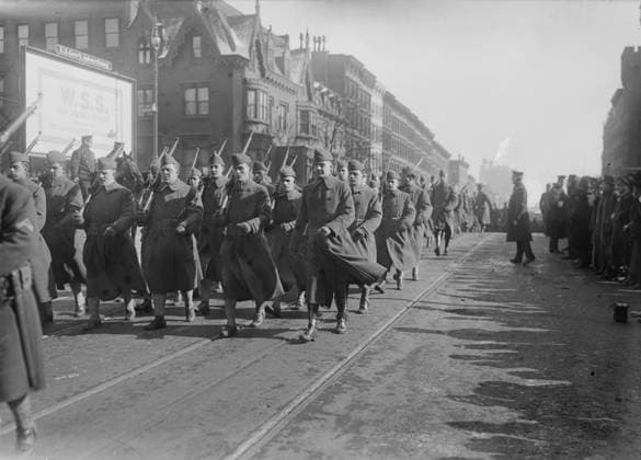 RECORD DATE NOT STATED Parade of 308th, 4 Feb 1918. The 308th Infantry on parade down Fifth Avenue on February 4, 1918, past the reviewing stand at the New York Public Library on its way to the troop trains carrying the soldiers to Europe during World War I. Copyright:xHeritagexArt HeritagexImagesxBainxNewsxServicex IMAGO, ! ACHTUNG: AUFNAHMEDATUM GESCHÄTZT!  Copyright:HeritagexArt HeritagexImagesxBainxNewsxServicex IMAGO